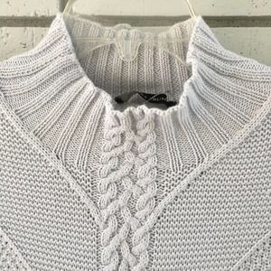 IVANKA TRUMP LONG SLEEVE SWEATER